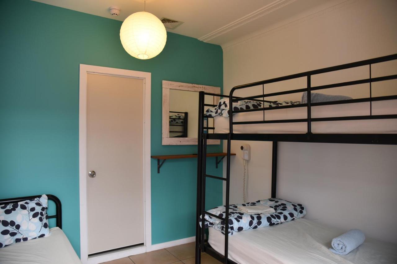 Ozzie Pozzie Backpackers Pansiyon Port Macquarie Dış mekan fotoğraf