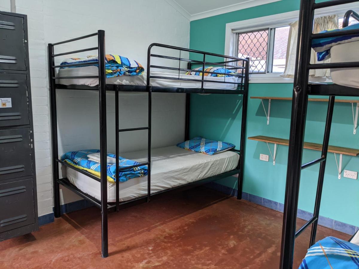 Ozzie Pozzie Backpackers Pansiyon Port Macquarie Dış mekan fotoğraf