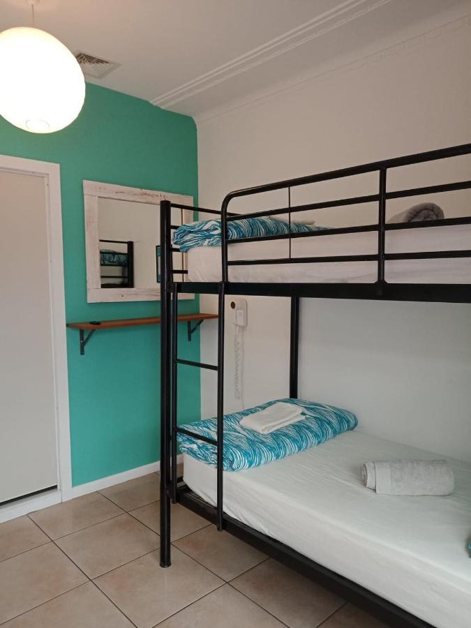 Ozzie Pozzie Backpackers Pansiyon Port Macquarie Dış mekan fotoğraf