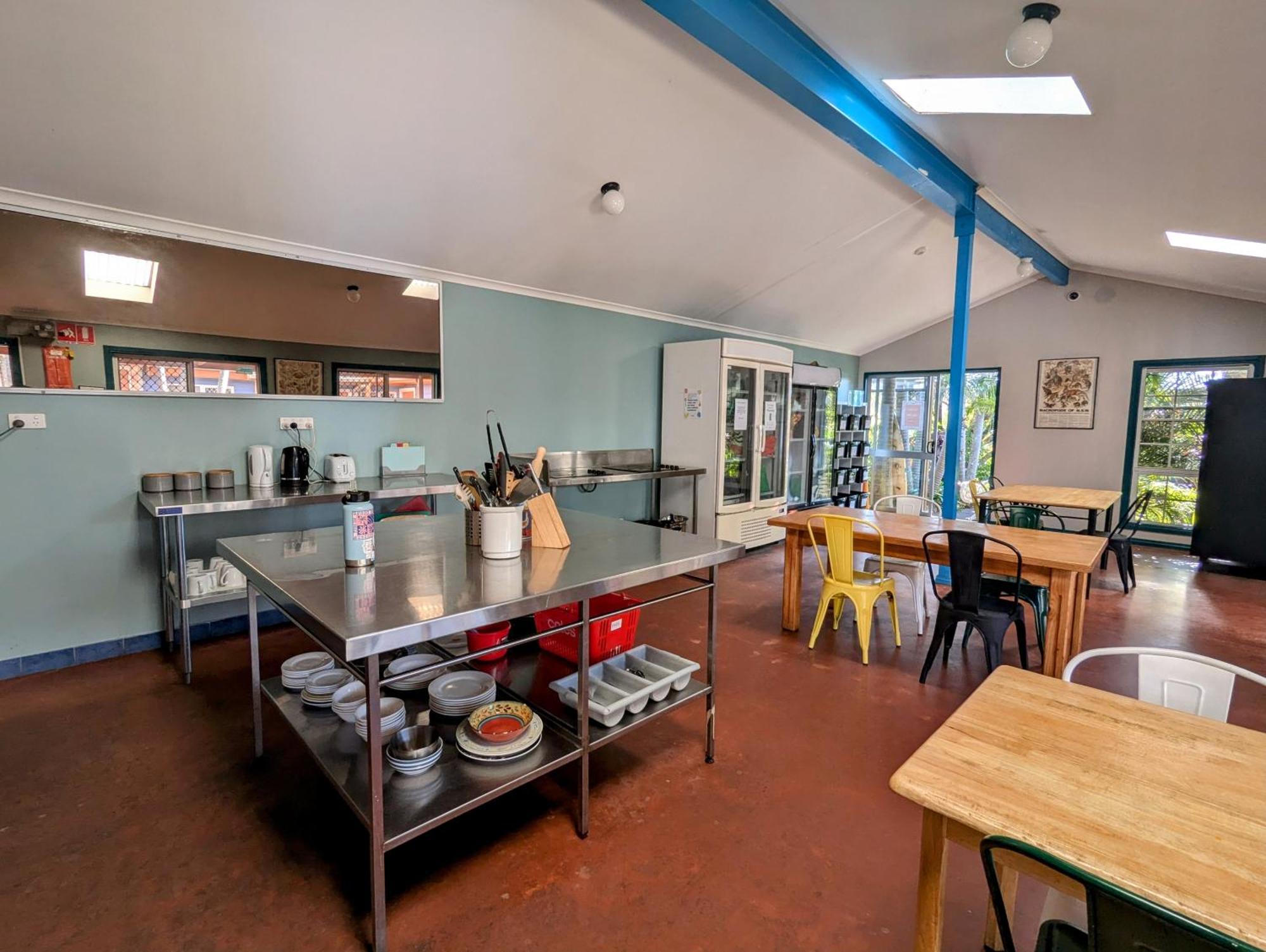 Ozzie Pozzie Backpackers Pansiyon Port Macquarie Dış mekan fotoğraf