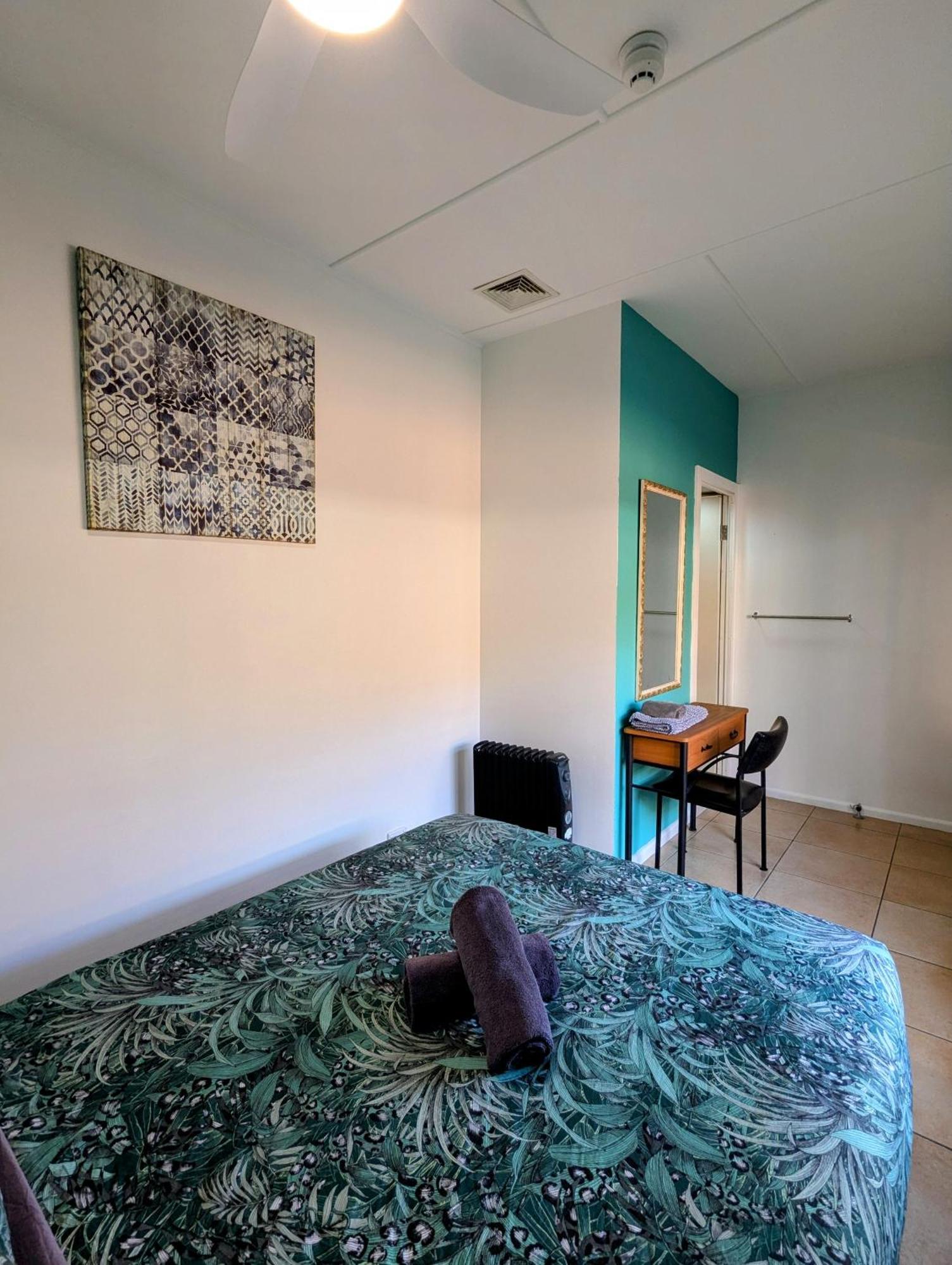 Ozzie Pozzie Backpackers Pansiyon Port Macquarie Dış mekan fotoğraf