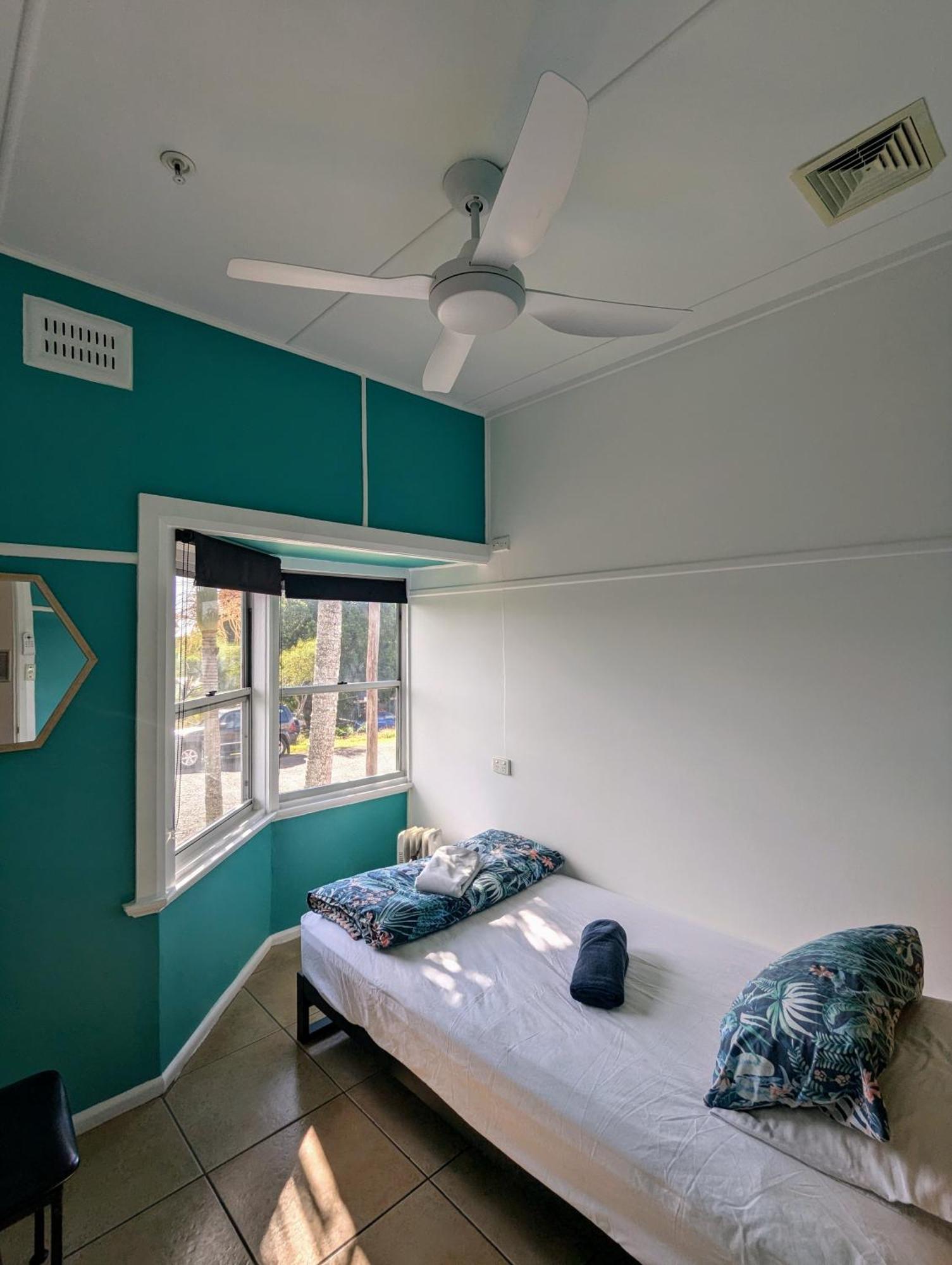 Ozzie Pozzie Backpackers Pansiyon Port Macquarie Dış mekan fotoğraf