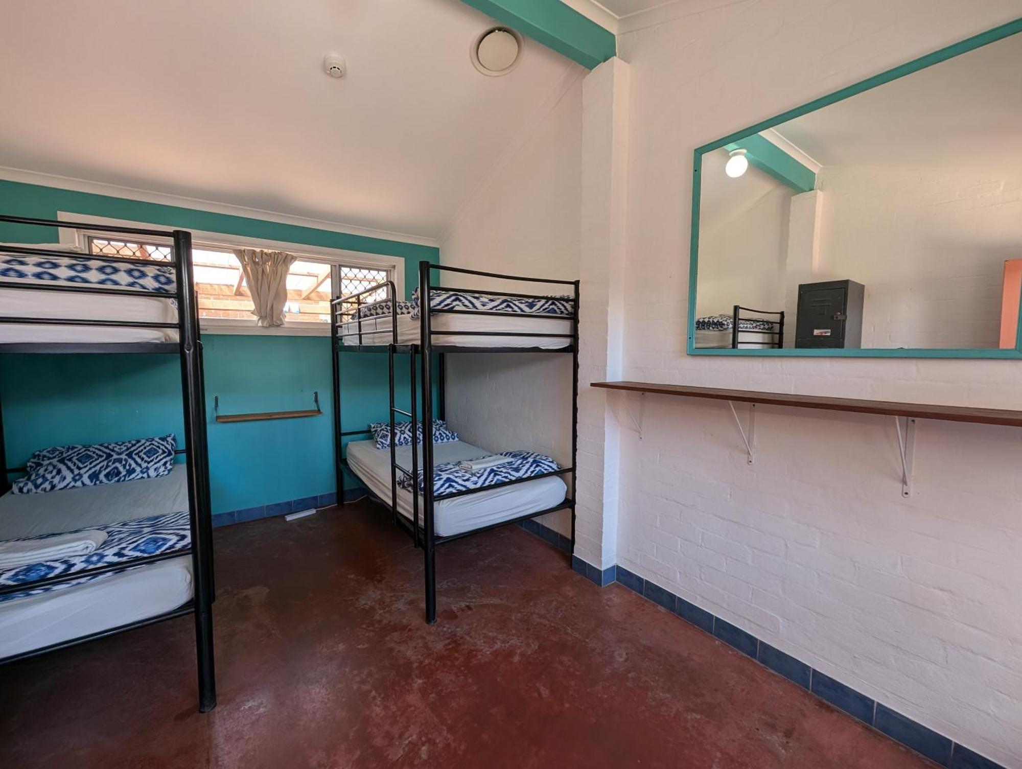 Ozzie Pozzie Backpackers Pansiyon Port Macquarie Dış mekan fotoğraf