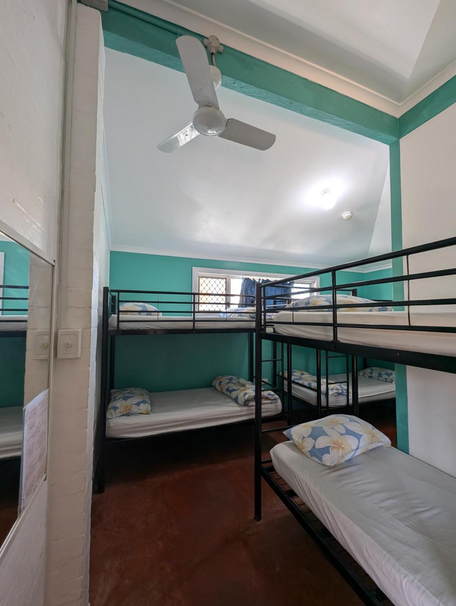 Ozzie Pozzie Backpackers Pansiyon Port Macquarie Dış mekan fotoğraf