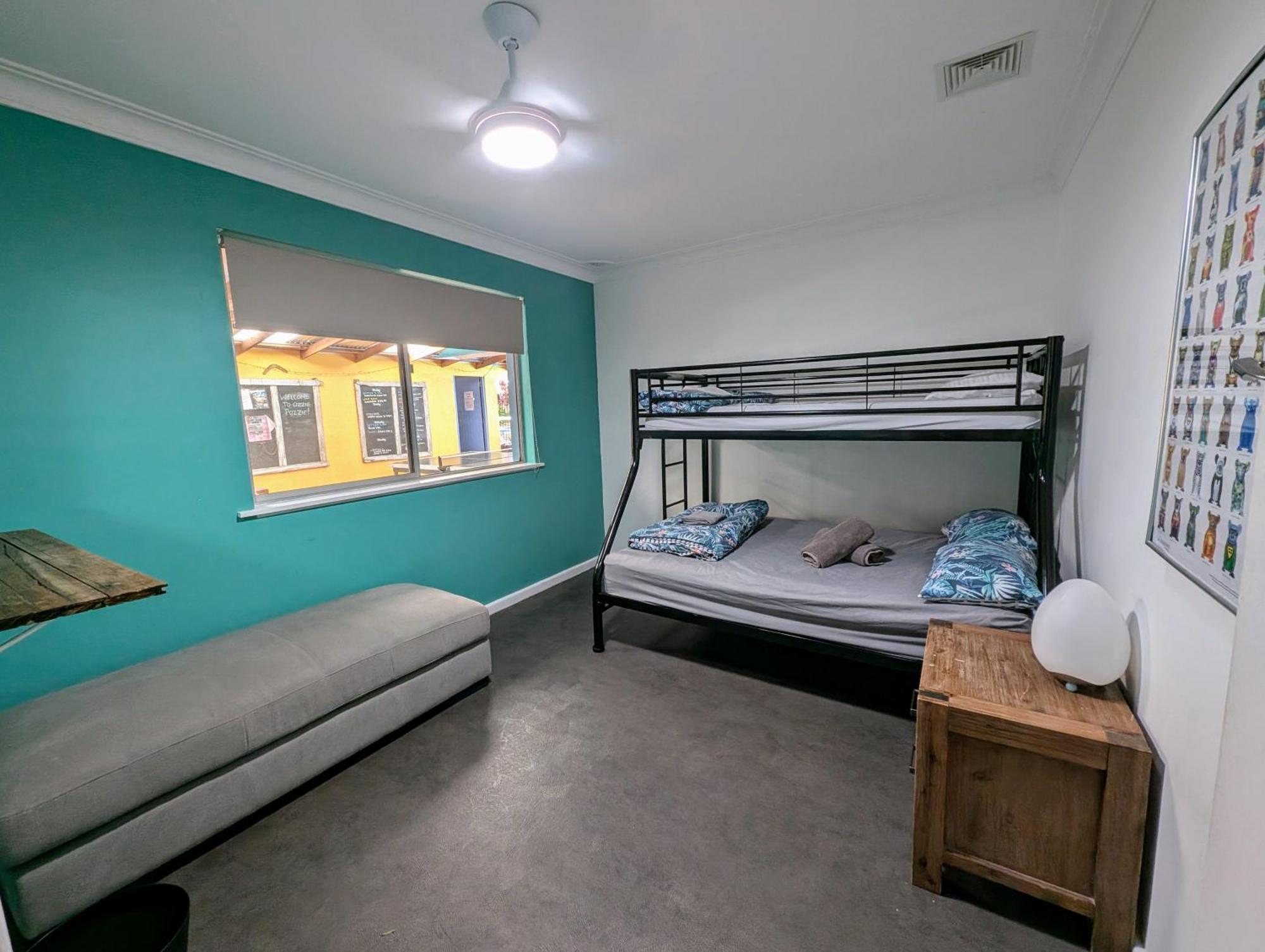 Ozzie Pozzie Backpackers Pansiyon Port Macquarie Dış mekan fotoğraf