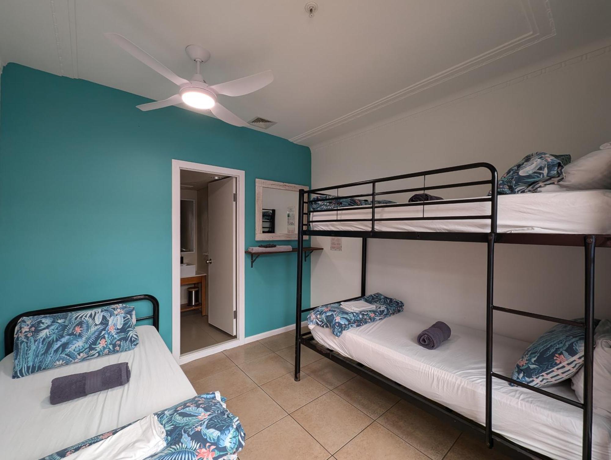 Ozzie Pozzie Backpackers Pansiyon Port Macquarie Dış mekan fotoğraf
