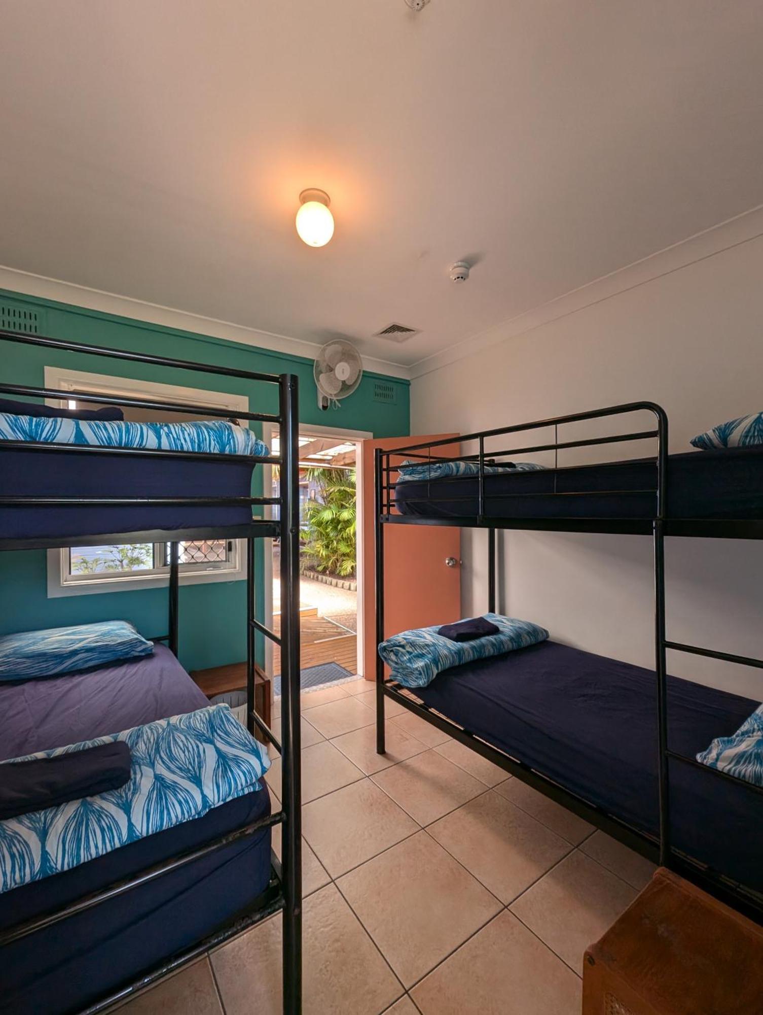 Ozzie Pozzie Backpackers Pansiyon Port Macquarie Dış mekan fotoğraf