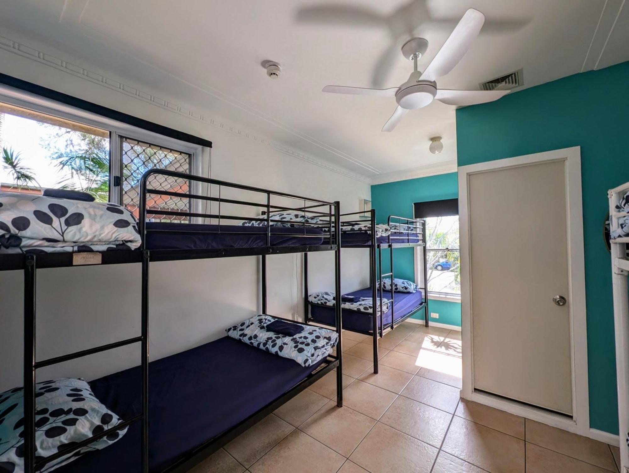 Ozzie Pozzie Backpackers Pansiyon Port Macquarie Dış mekan fotoğraf