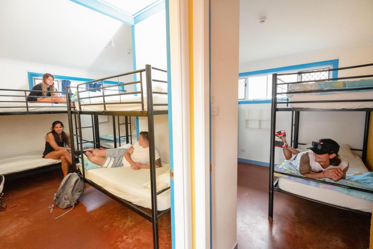 Ozzie Pozzie Backpackers Pansiyon Port Macquarie Dış mekan fotoğraf